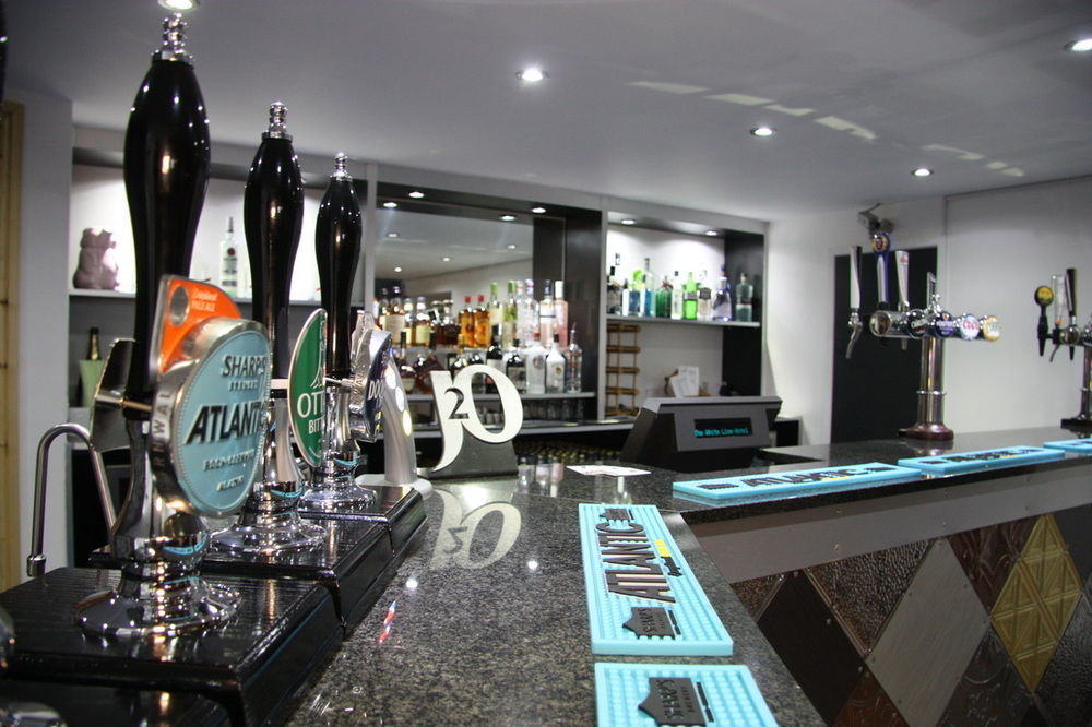 White Lion Hotel Йет Экстерьер фото